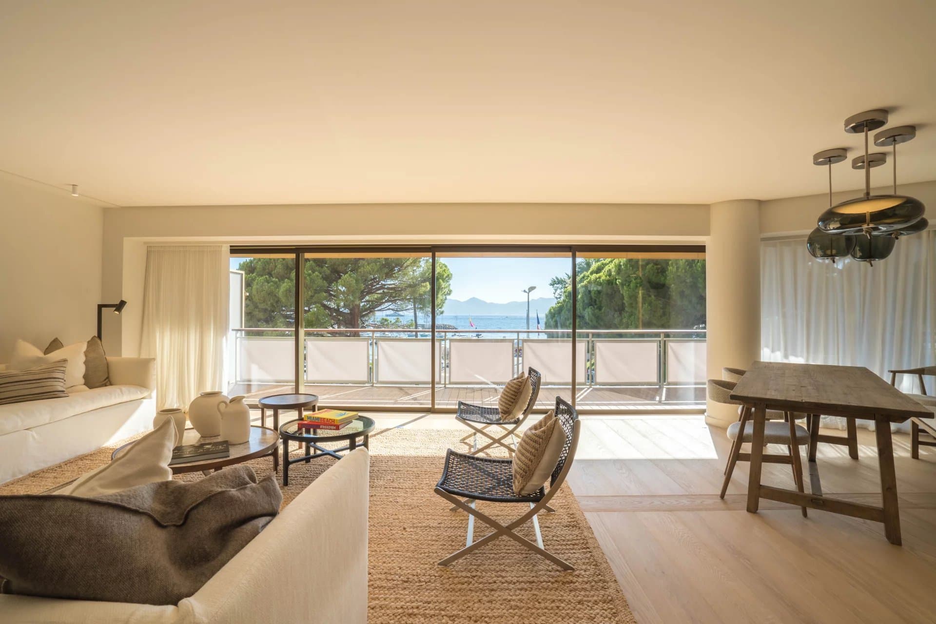 Appartement L'Amiral, Cannes — sample exterior (placeholder)