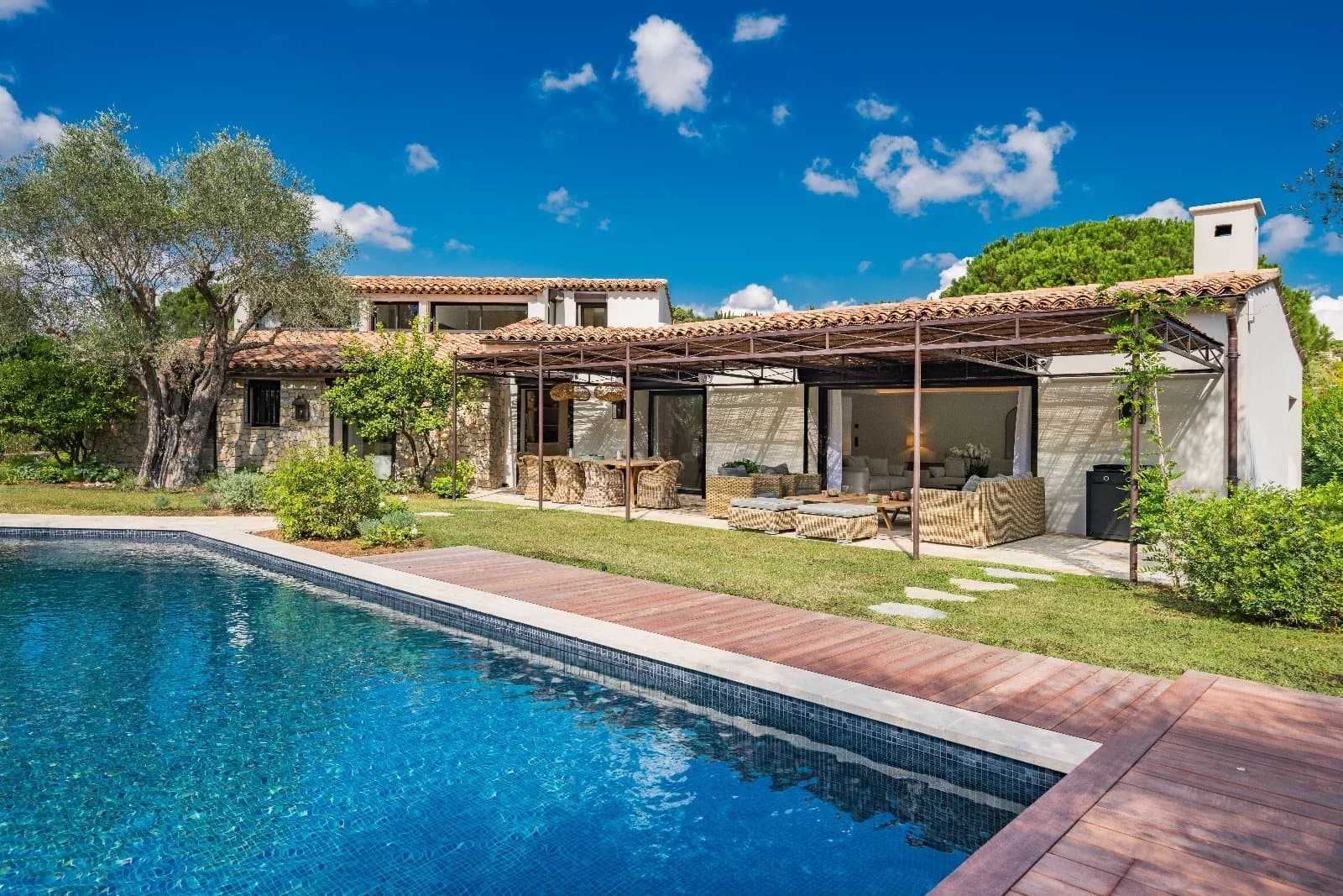 Villa Les Oliviers, Mougins — sample exterior (placeholder)
