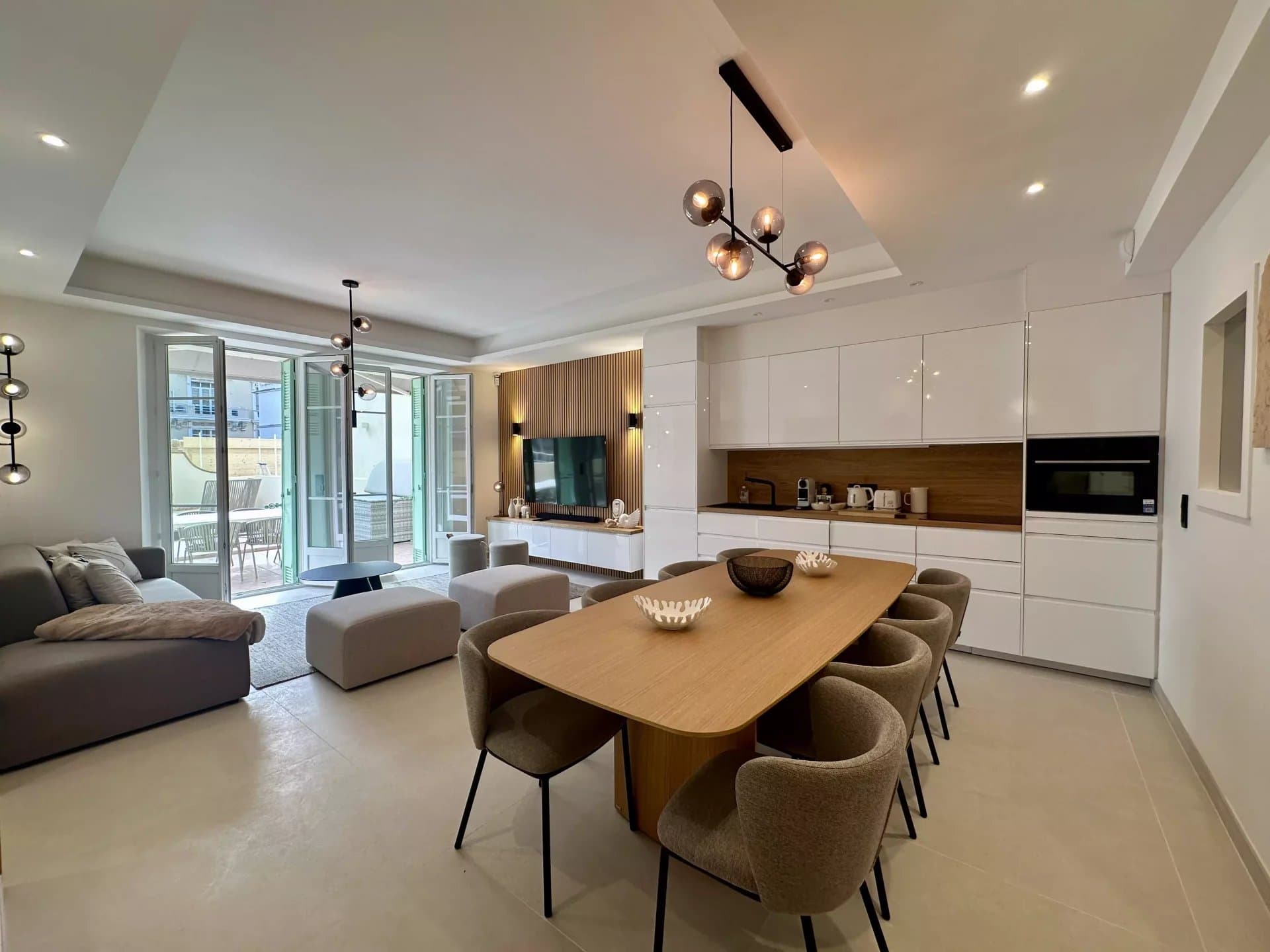 Appartement La Demeure, Cannes — sample exterior (placeholder)